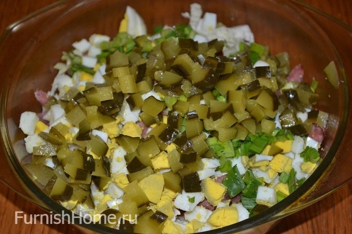 Салат из пекинской капусты с колбасой и маринованными огурцами