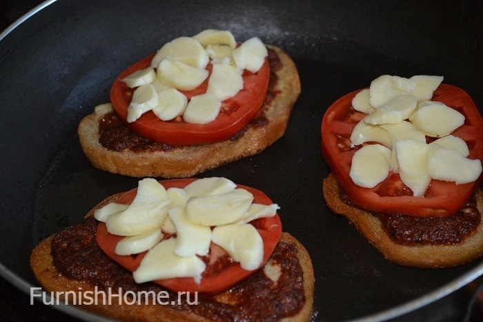 Горячие бутерброды с индюшиным филе, помидорами и сыром