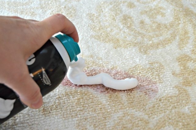 Как удалить пятна с ковра с помощью крема для бритья