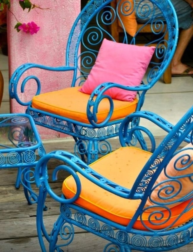 Кованые кресла и столик выполнены в стиле ренессансa