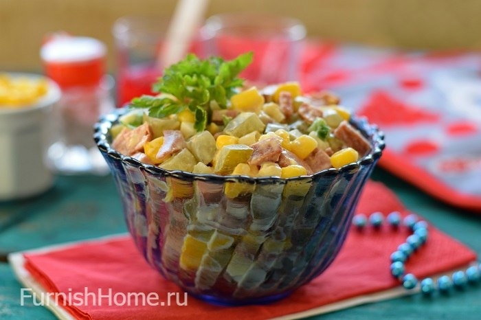 Салат с копченой колбасой с консервированной кукурузой