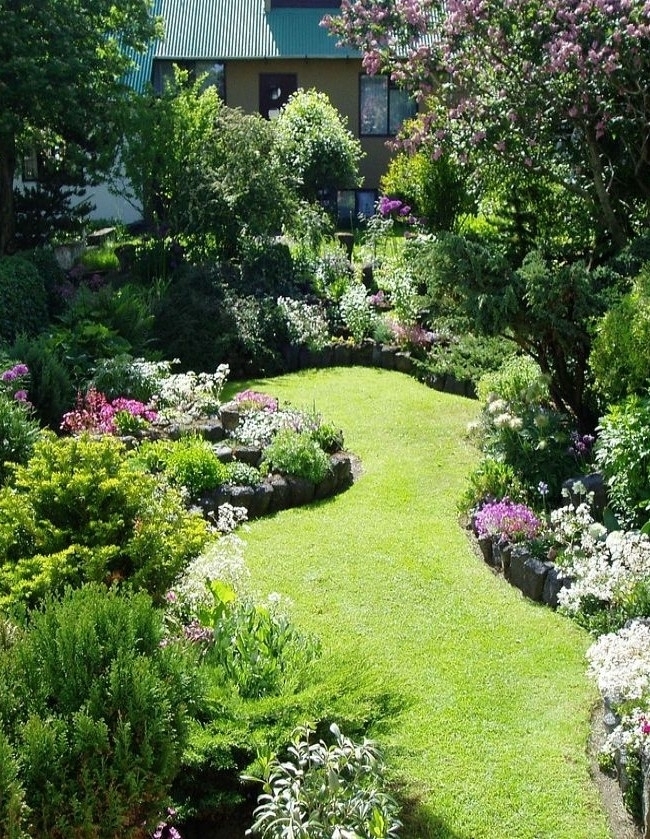 Уютная лужайка в тенистом саду – еще один пример ландшафта в английском стиле