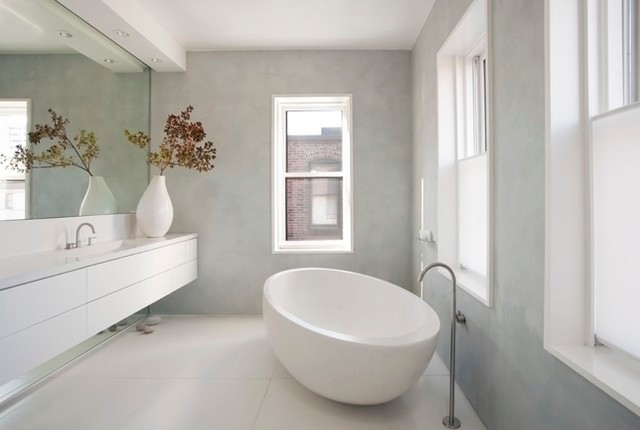 Светлая венецианка в светлой ванной, оформление которой выполнено в стиле модерн