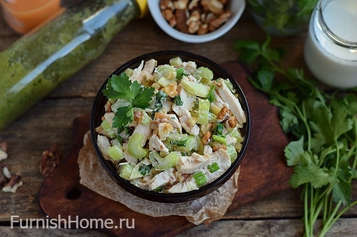 Салат с сельдереем, курицей, яблоком и орехами