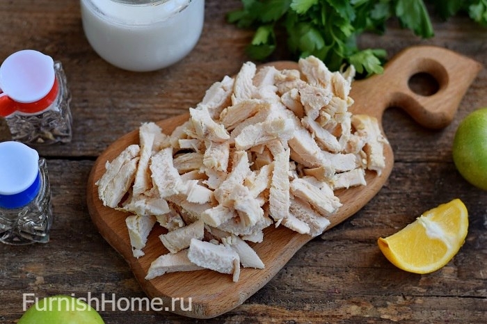 Салат с сельдереем, курицей, яблоком и орехами