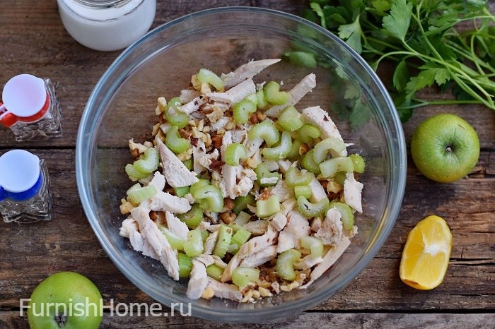 Салат с сельдереем, курицей, яблоком и орехами