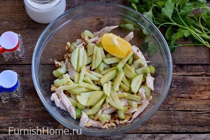 Салат с сельдереем, курицей, яблоком и орехами