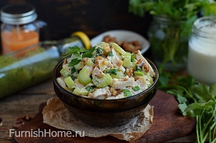 Салат с сельдереем, курицей, яблоком и орехами