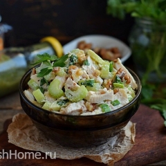 Салат с сельдереем, курицей, яблоком и орехами