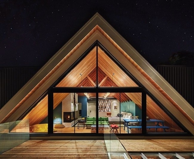 Необычный треугольный фасад каркасного дома