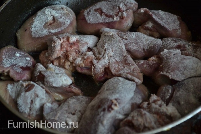 Куриная печень с овощами в сметанном соусе