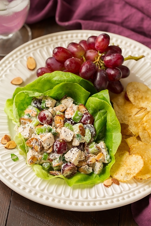 Бутерброды с салатом из курицы, миндаля и мака