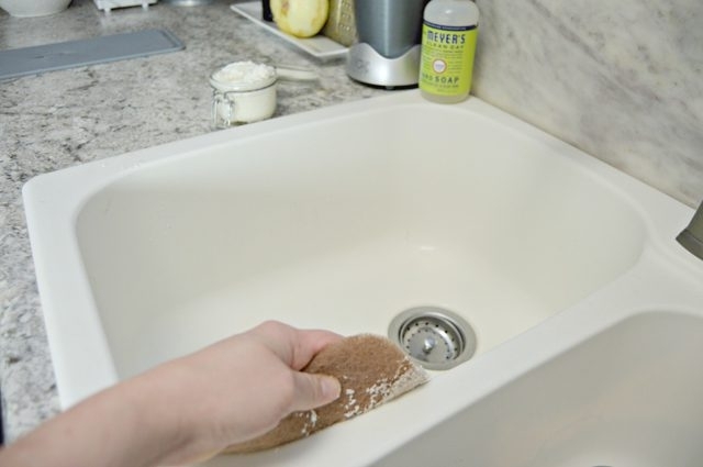 Как сделать чистящее средство для кухни и ванной комнаты
