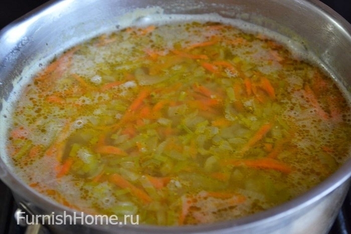Овощной суп с луком-пореем, сельдереем и зеленым горошком
