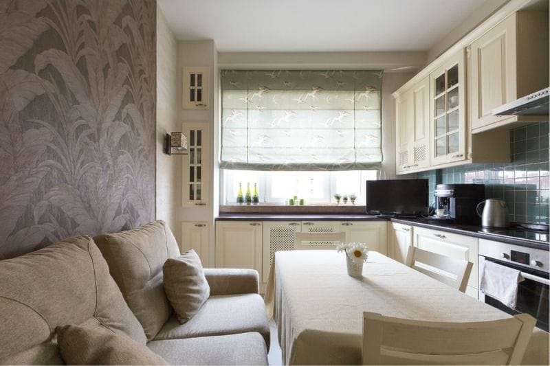 В квартире типа студии диван может отделять кухонную зону от гостиной
