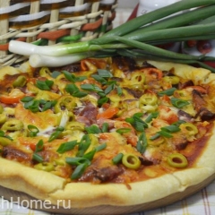 Пицца с колбасой, помидорами и оливками