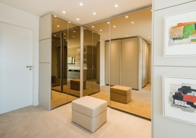 Шкаф с раздвижными зеркальными дверцами расширяет визуально прихожую