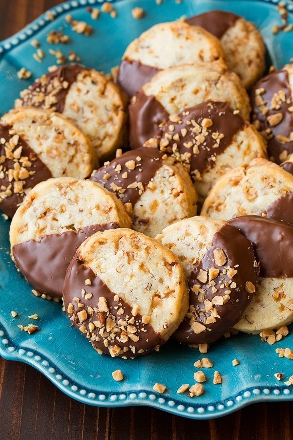 Шоколадное песочное печенье с орехами и ирисом