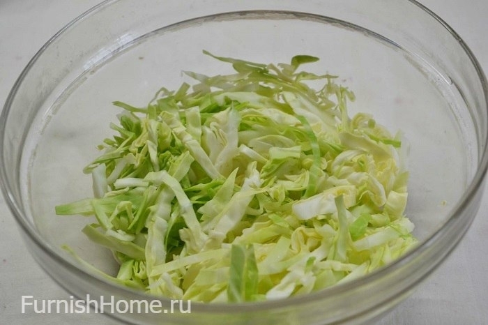 Салат из капусты, помидора и зеленого горошка