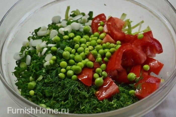 Салат из капусты, помидора и зеленого горошка
