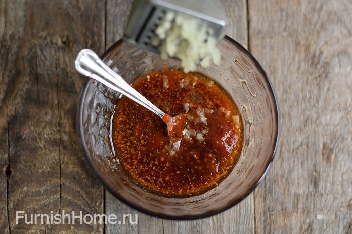 Свиная вырезка с пикантным соусом в духовке