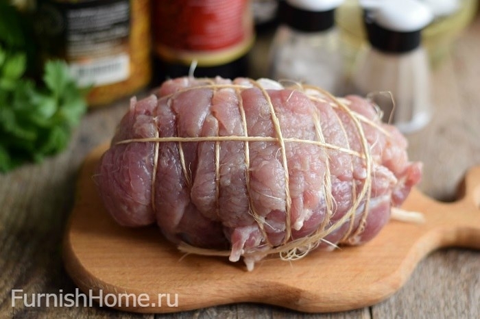 Свиная вырезка с пикантным соусом в духовке