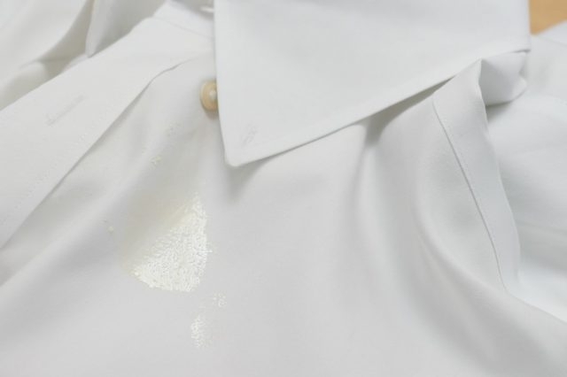 Как удалить масляные пятна с одежды