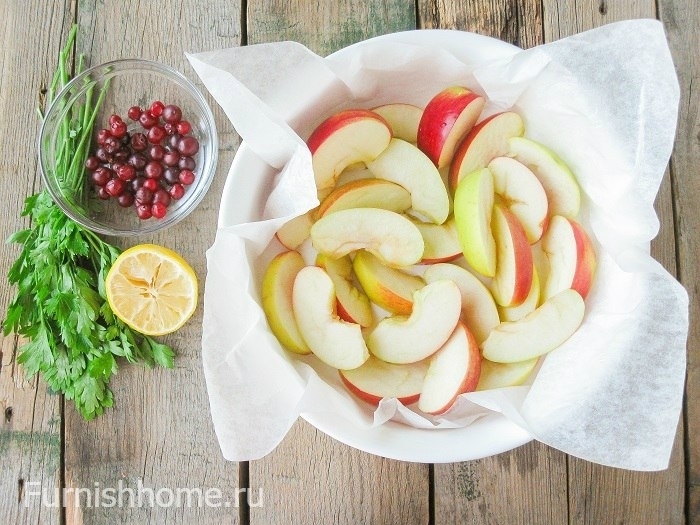 Куриные бедрышки с яблоками и клюквой в духовке