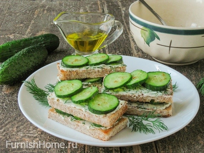 Сэндвичи с огурцами и ароматизированным маслом