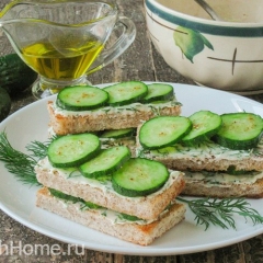 Сэндвичи с огурцами и ароматизированным маслом