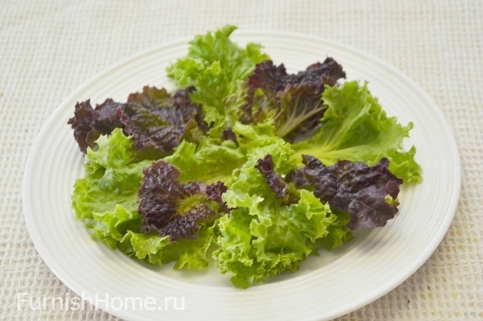 Салат из зелени, овощей и копченой курицы