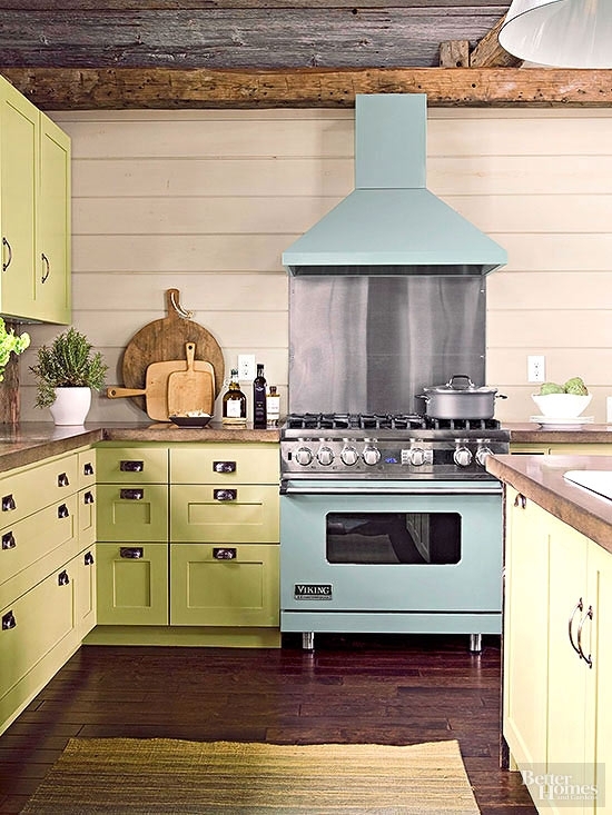 Кухонный шкаф в бледно-желто-зеленых оттенках