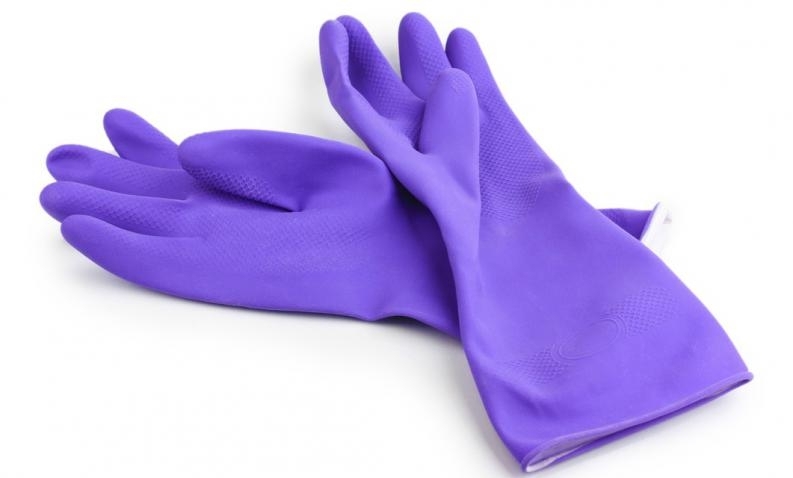 Детская присыпка поможет легко надевать резиновые перчатки.
