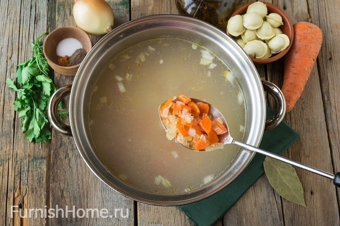 Суп с пельменями на курином бульоне