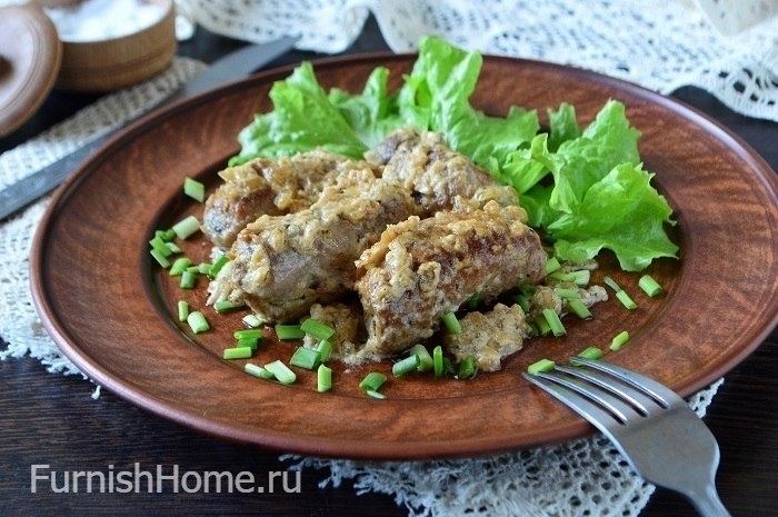 Свиные рулетики в сметанно-луковом соусе