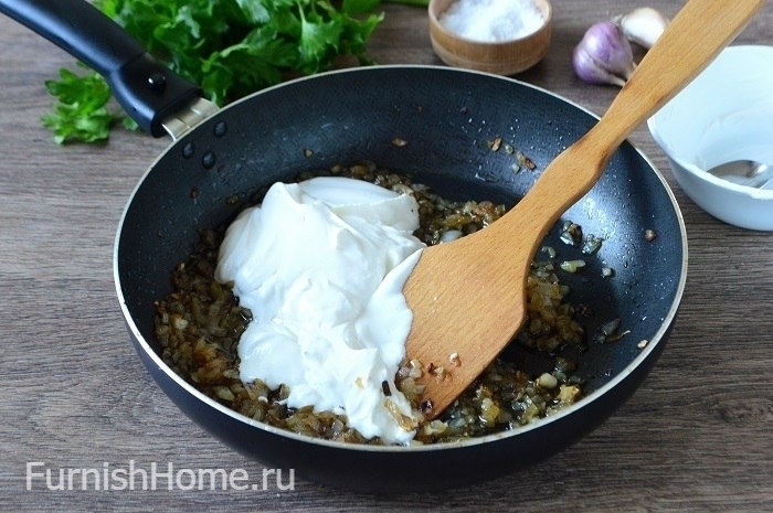 Свиные рулетики в сметанно-луковом соусе