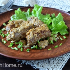 Свиные рулетики в сметанно-луковом соусе