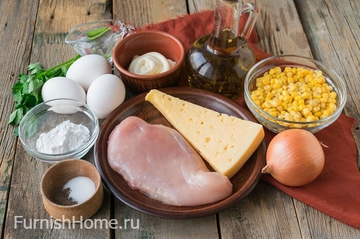 Салат с курицей, кукурузой и яичными блинчиками