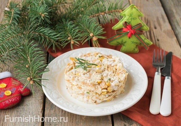 Салат с курицей, кукурузой и яичными блинчиками