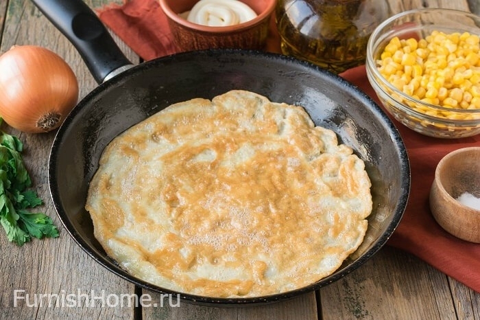 Салат с курицей, кукурузой и яичными блинчиками