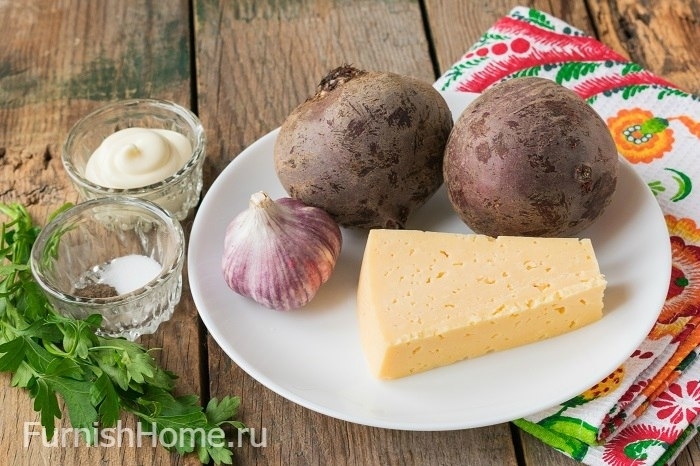 Салат из свеклы с твердым сыром и чесноком