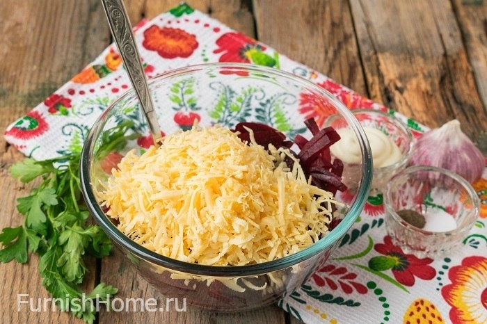 Салат из свеклы с твердым сыром и чесноком