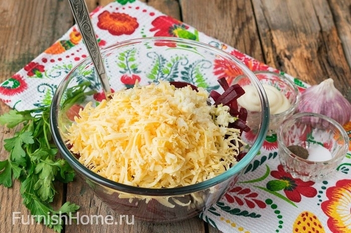 Салат из свеклы с твердым сыром и чесноком