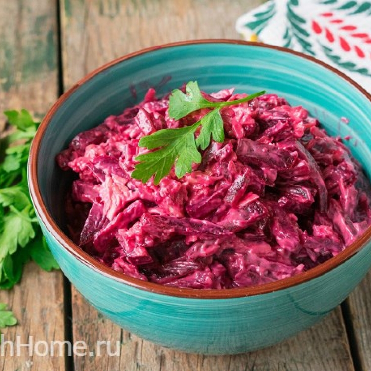 Салат из свеклы с твердым сыром и чесноком