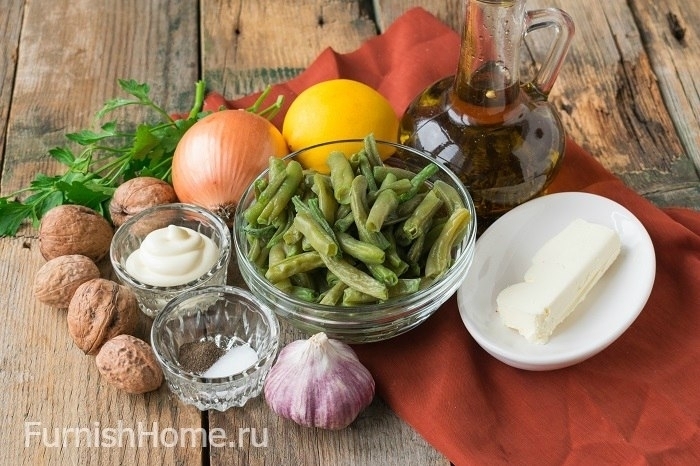 Теплый салат из стручковой фасоли с грецкими орехами