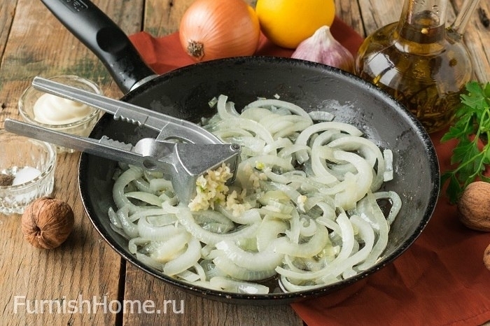 Теплый салат из стручковой фасоли с грецкими орехами