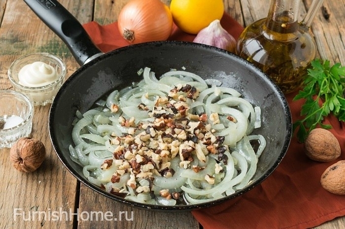 Теплый салат из стручковой фасоли с грецкими орехами