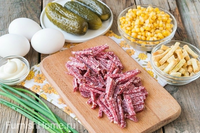 Салат с колбасой, кукурузой и сухариками