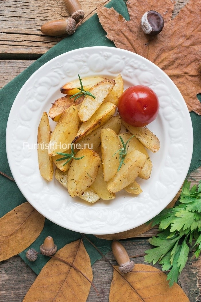 Картофель, запеченный дольками с розмарином и паприкой