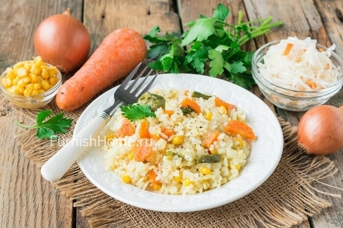 Рис с овощами и консервированной кукурузой